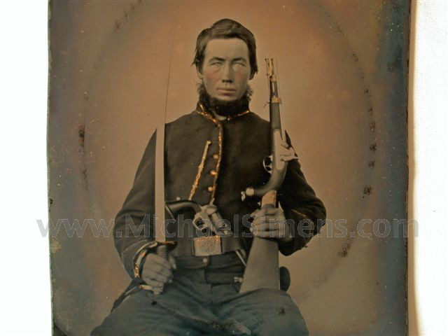 PHOTOGRAPH OF AN ARMED CIVIL WAR UNION CAVALRY TROOPER
